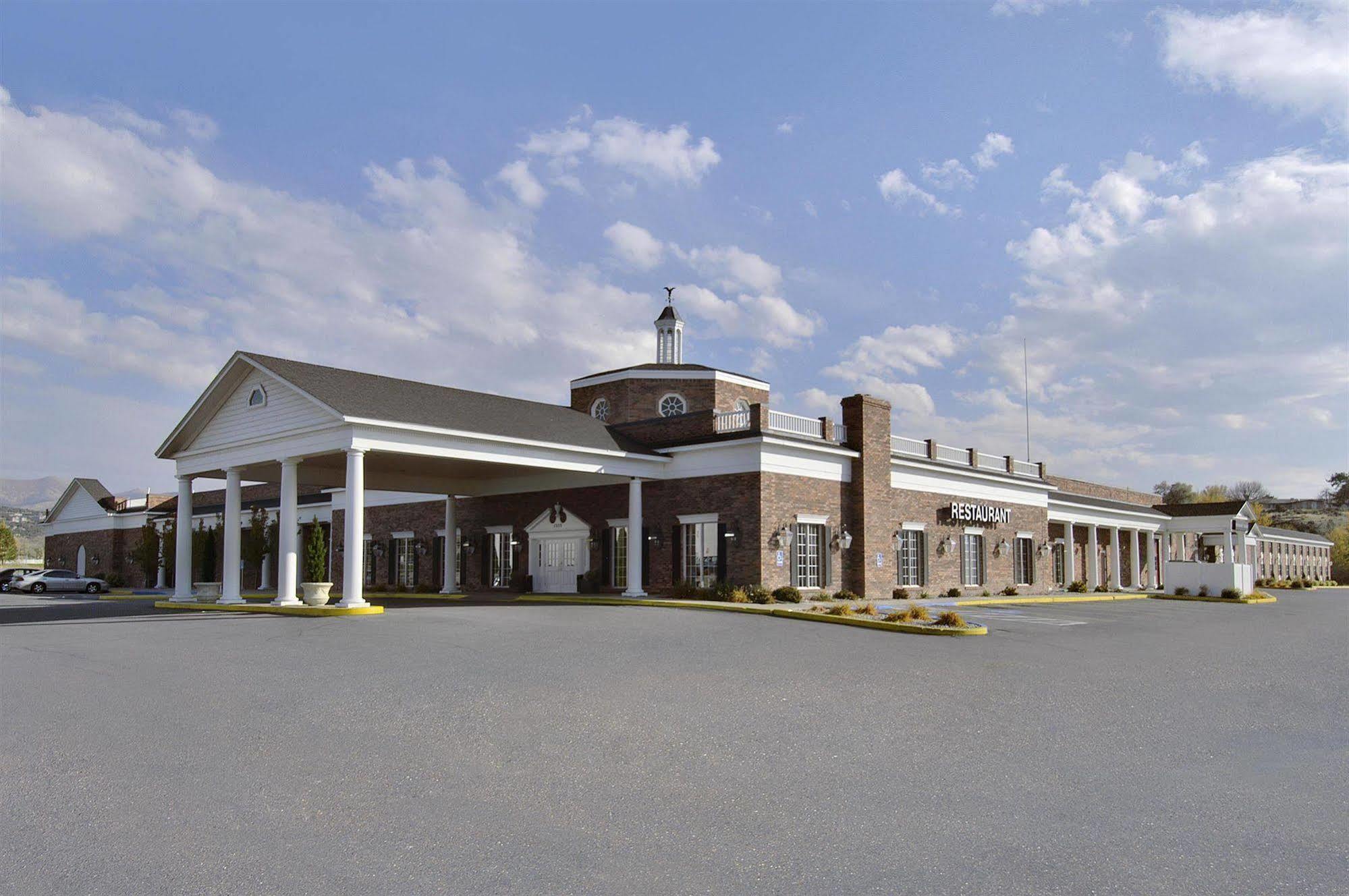 Red Lion Hotel Поукателоу Екстериор снимка