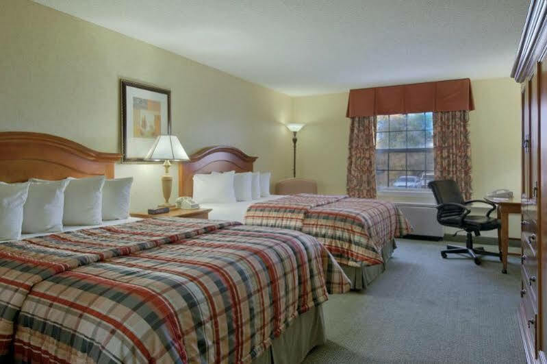 Red Lion Hotel Поукателоу Екстериор снимка