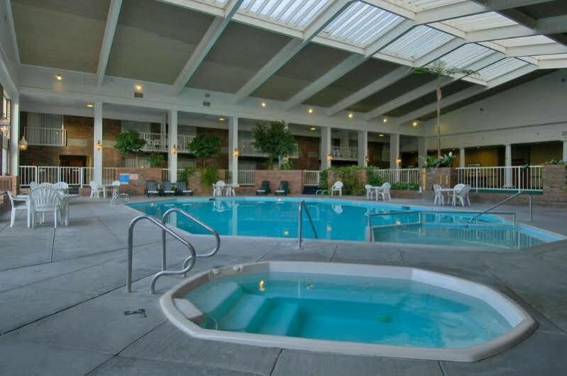 Red Lion Hotel Поукателоу Екстериор снимка
